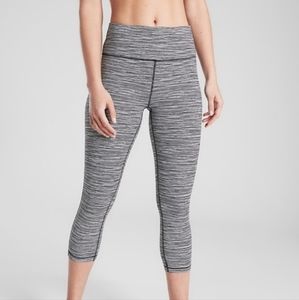 Athleta Ultimate Linear Lines Capri Leggings Size M